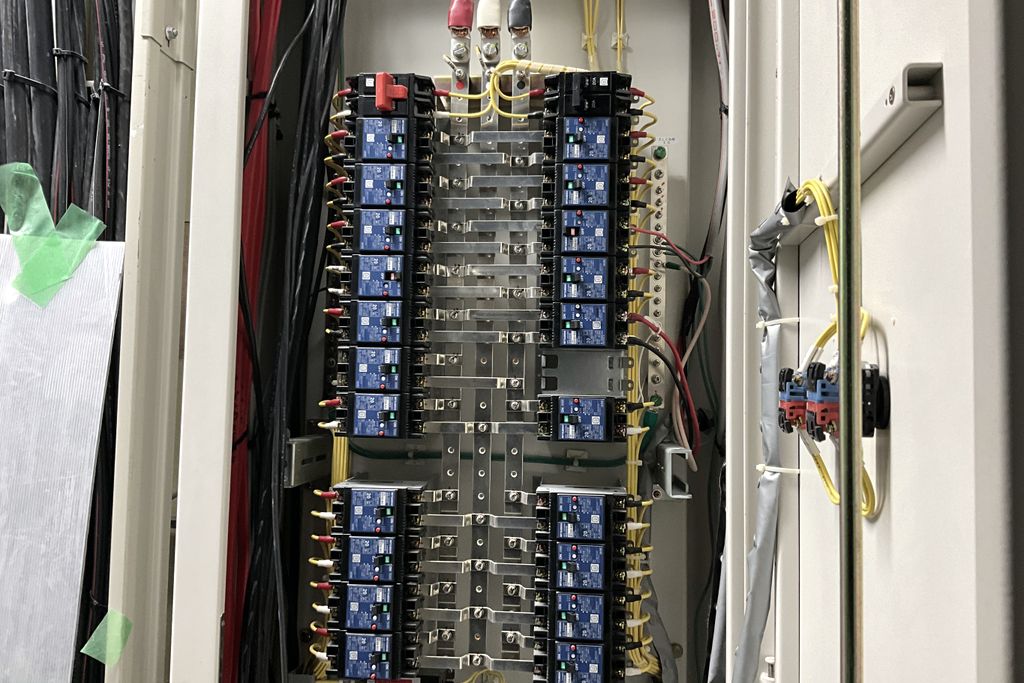 分電盤の内部に並ぶブレーカーと配線