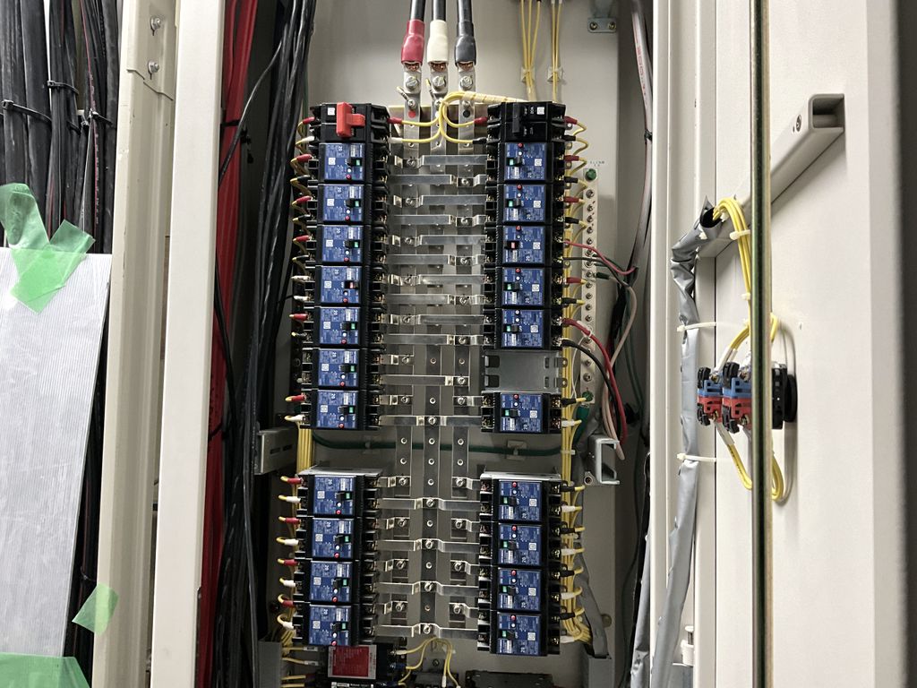 分電盤の内部。ブレーカーと銅バー、ケーブルの結線
